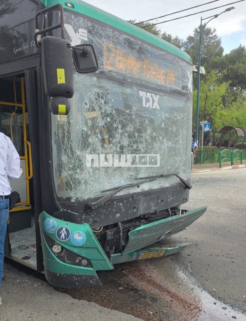 Reports of 4 falls in Kiryat Shmona, including a report of a bus being hit in Kiryat Shmona and at least one seriously injured person at the scene