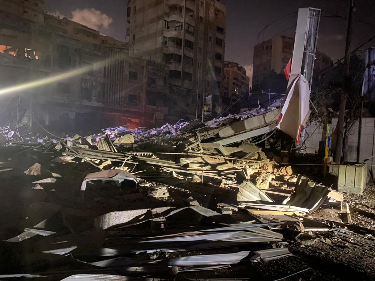 بالصورة: دمار جراء الغارة الإسرائيلية التي استهدفت قبل قليل محطة الأمانة في منطقة المريجة بالضاحية الجنوبية