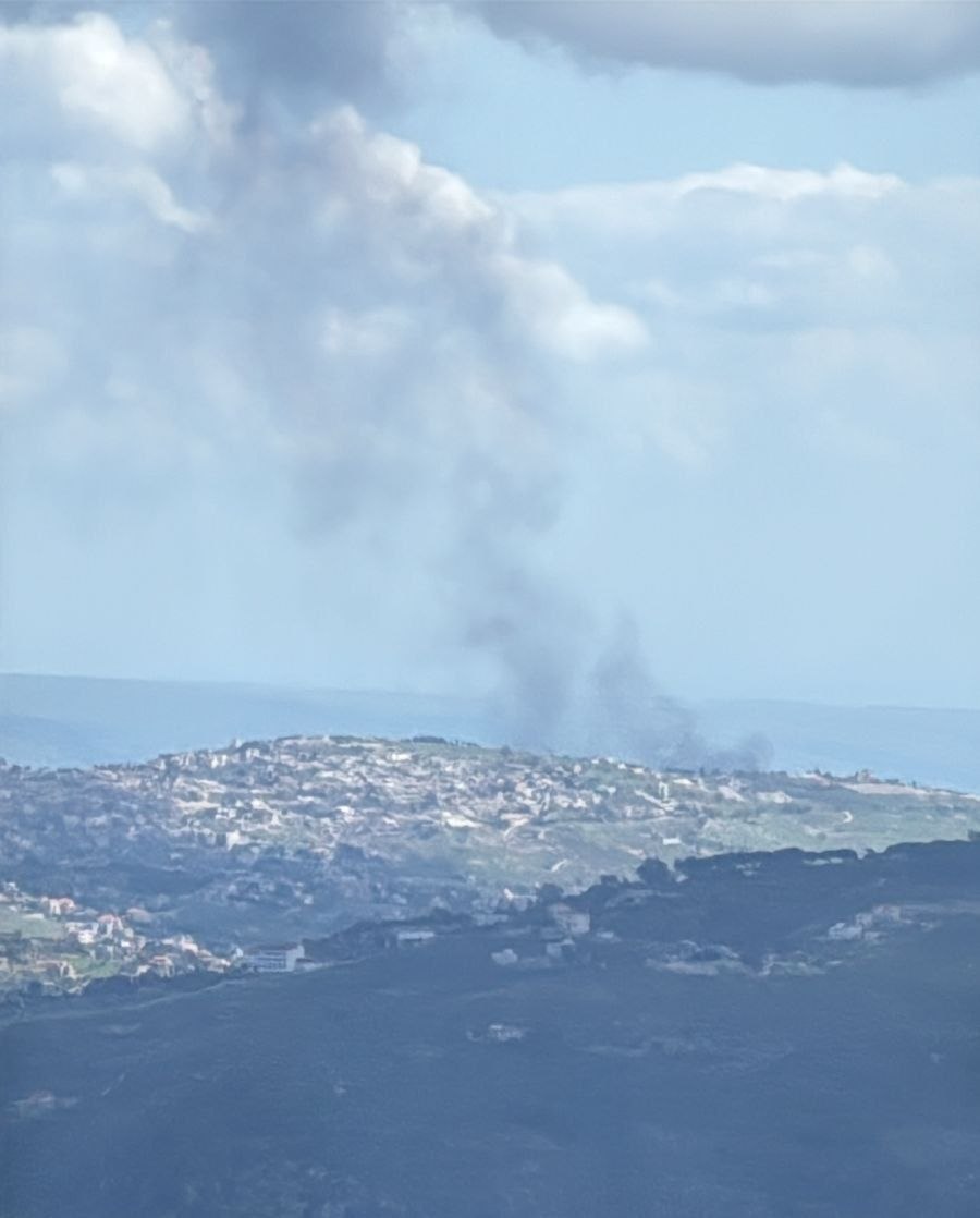Las imágenes tomadas al sur de Khiam muestran vehículos israelíes siendo atacados e incendiados.