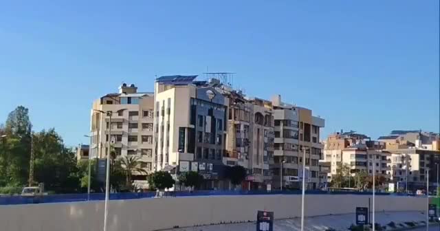 Un edificio fue blanco de un ataque aéreo israelí en la zona de Ghobeiri, en los suburbios del sur de la capital.