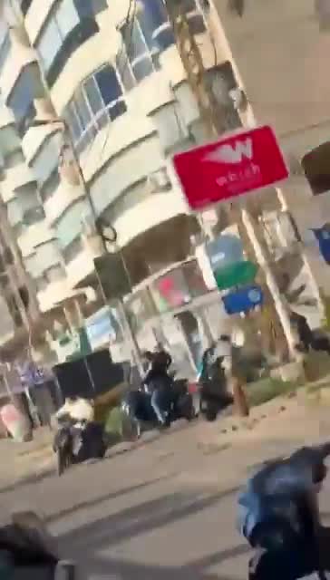 Ataque aéreo israelí contra el edificio amenazado en el suburbio sur de Beirut - Bir Hassan