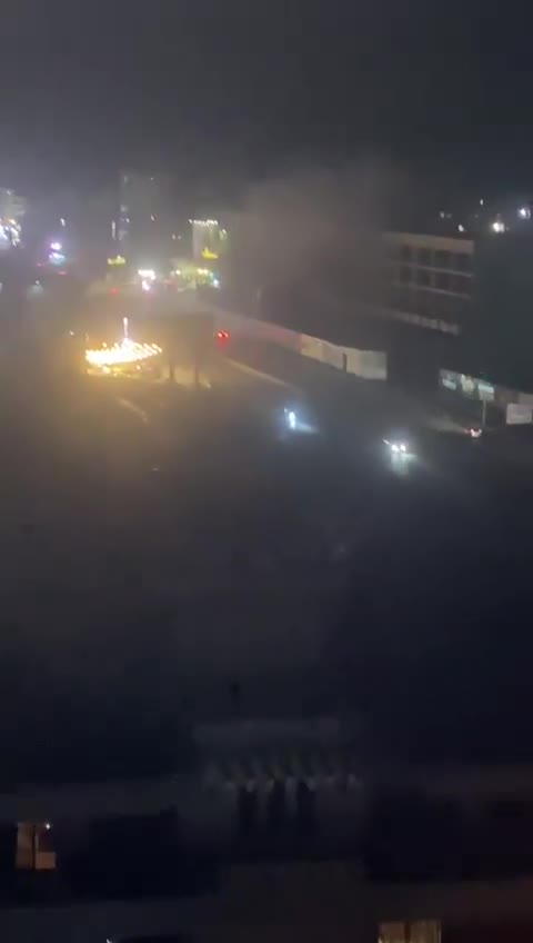 Los informes iniciales indican que un automóvil fue atacado en la autopista de Khaldah con varios impactos.