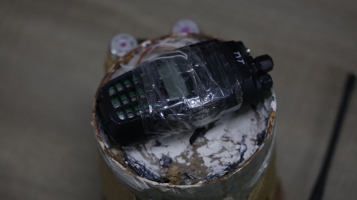 Syrian security forces stopped a planned bombing in Damascus. A woman was caught planting an explosive near a church in Bab Touma. The bomb was safely dismantled before it exploded; no injuries. Five people were arrested. Investigations say the cell is linked to Hezbollah and received training abroad