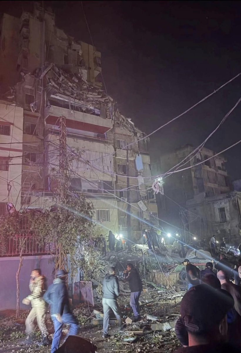 在哈雷特·赫雷克（Haret Hreik）一栋建筑遭到袭击的现场，该建筑的六层楼被摧毁。