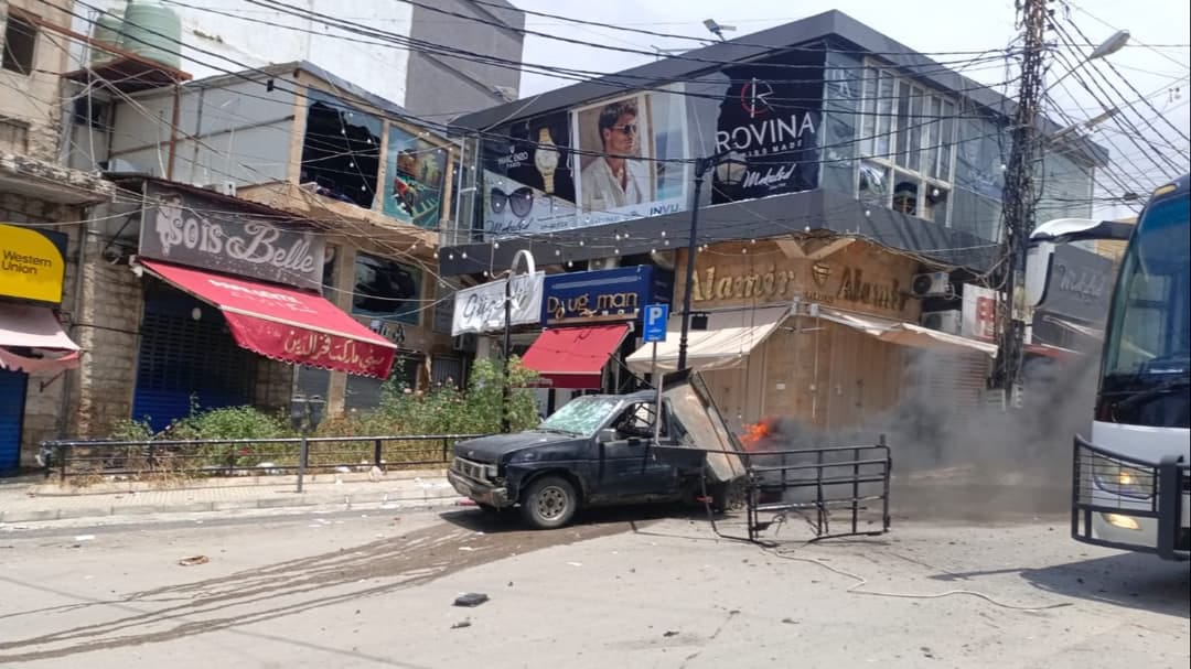 Bei einem Luftangriff auf ein Auto mitten auf dem Markt in Nabatieh gab es einen Toten und zwei Verletzte.