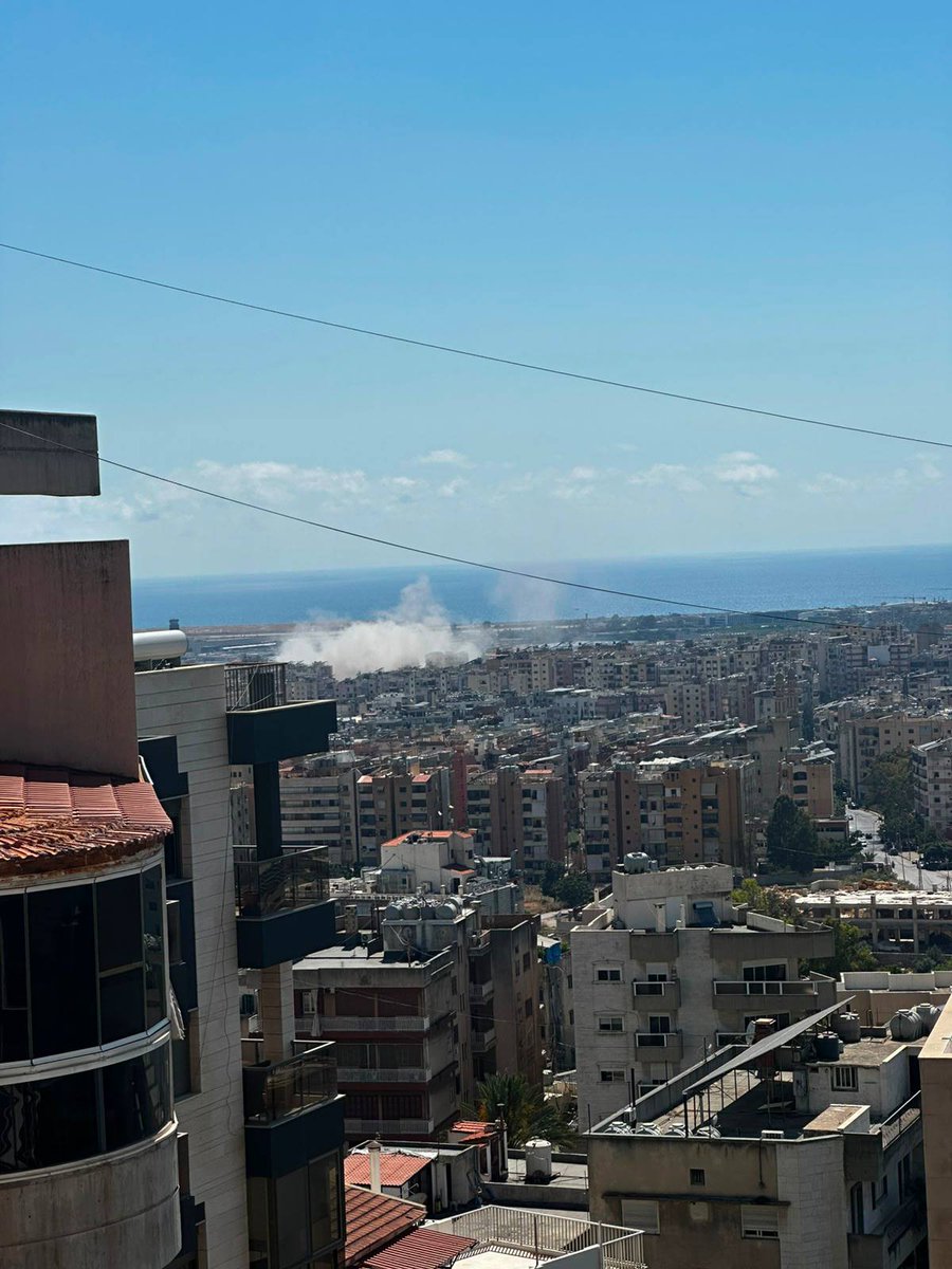 L'armée de l'air israélienne a mené des frappes aériennes il y a peu dans la banlieue sud de Beyrouth. Le Premier ministre Benjamin Netanyahu et le ministre de la Défense Israel Katz ont déclaré dans un communiqué que ces frappes visaient des centres de commandement du Hezbollah, en représailles aux tirs de roquettes effectués ce matin par le groupe terroriste sur le nord d'Israël.