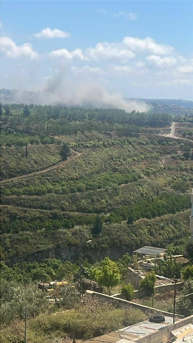 An airstrike targeted the Al-Zayata neighborhood between the towns of Ansar and Sinai in southern Lebanon.