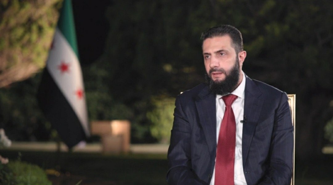 Der syrische Präsident Ahmed al-Sharaa wies die von US-Präsident Trump ins Spiel gebrachte Möglichkeit einer syrischen Militärintervention im Libanon gegen die Hisbollah zurück. „Wir wollen wirtschaftliche Beziehungen zwischen dem Libanon und Syrien aufbauen, keine militärischen, sagte al-Sharaa in einem Interview mit Al-Mashhad. „Präsident Donald Trump äußerte sich besorgt über die Lage im Libanon und strebt ein Ende des Krieges an. Er hob die Rolle Syriens bei einer friedlichen Lösung hervor, obwohl seine Äußerungen fälschlicherweise so interpretiert wurden, als würde Syrien morgen früh in den Libanon einmarschieren. Al-Sharaa erklärte weiter: „Syrien kann zu einer positiven Lösung beitragen, indem es den libanesischen Staat unterstützt, Institutionen stärkt und die Beziehungen zwischen den libanesischen Kräften, einschließlich der Hisbollah, ausbaut, da Teillösungen große Herausforderungen mit sich bringen.