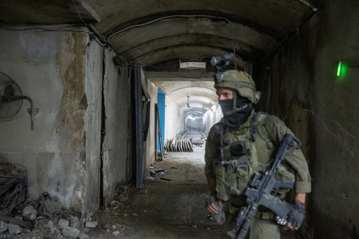 Unterhalb eines Bergdorfes im Südlibanon, nur wenige Kilometer von der israelischen Grenze entfernt, errichtete die Hisbollah eine unterirdische Drohnenbasis, von der aus sie iranische Drohnen auf Israel abfeuerte. Die Anlage, geschützt durch massive Stahltüren, wurde im vergangenen Jahrzehnt mit direkter iranischer Unterstützung – einschließlich Planung und Finanzierung – gebaut, wie israelische Militärbeamte der Times of Israel im Rahmen einer organisierten Medientour vor Ort letzte Woche mitteilten. Laut den israelischen Streitkräften erstreckt sich der Tunnel mehrere hundert Meter tief in den Berg und erreicht unter Majdal Zoun eine Tiefe von 29 Metern – unter anderem unter einer Moschee. Im Inneren des Tunnels, der breit genug für ein normales Auto war, montierte die Hisbollah iranische Drohnen aus in den Libanon geschmuggelten Teilen, so die Armee.