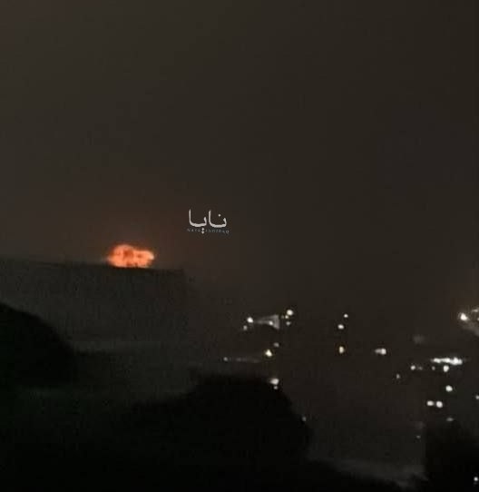 Israëlische gevechtsvliegtuigen voeren aanvallen uit op de Ali Taher-hoogten in Zuid-Libanon.