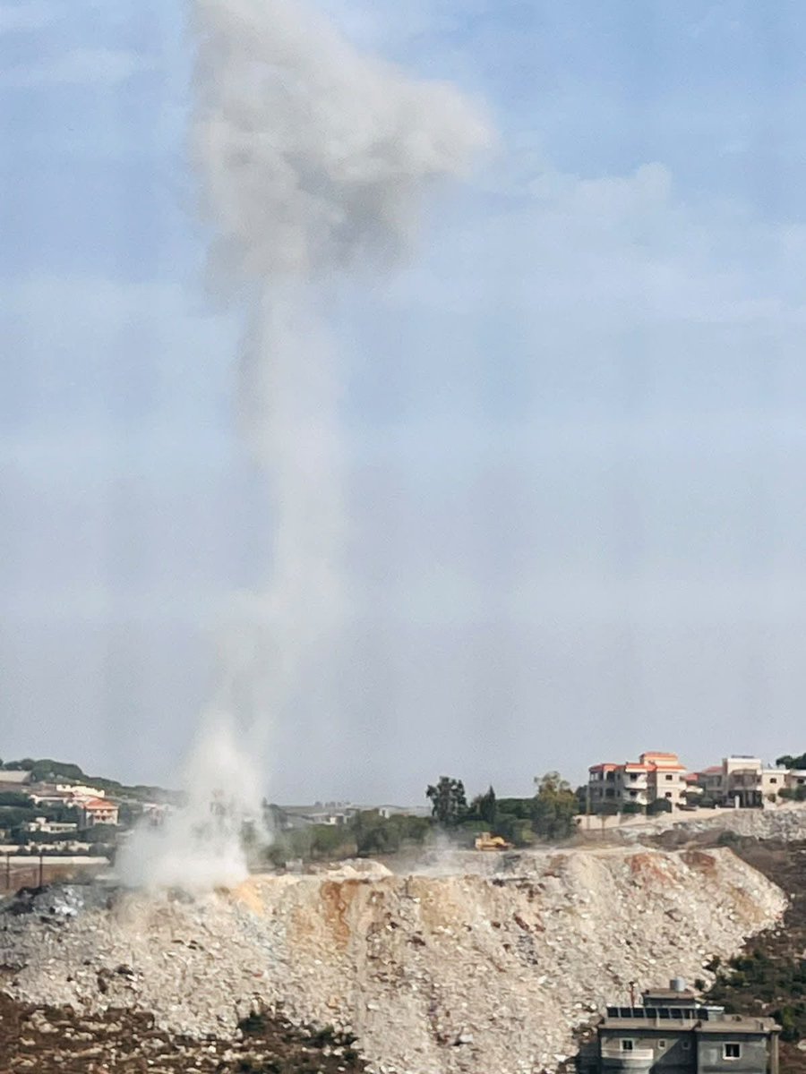 Die Einheit für Ingenieurbereitschaften der libanesischen Armee hat Überreste eines Raketenabfalls in der Stadt Haris, in der Nähe der staatlichen Schule (dem Stadions), entschärft.